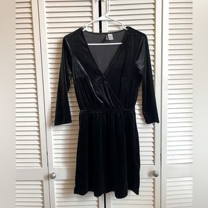 Black V-neck dress Divided H&M Mini Dress Faux Wrap Dress 4 velour